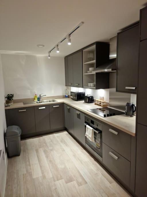 Modern-New Build Apartment In Бирмингем Экстерьер фото