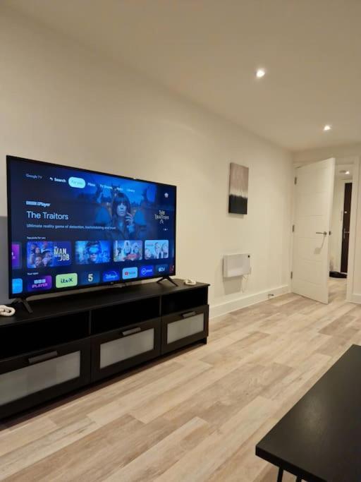 Modern-New Build Apartment In Бирмингем Экстерьер фото