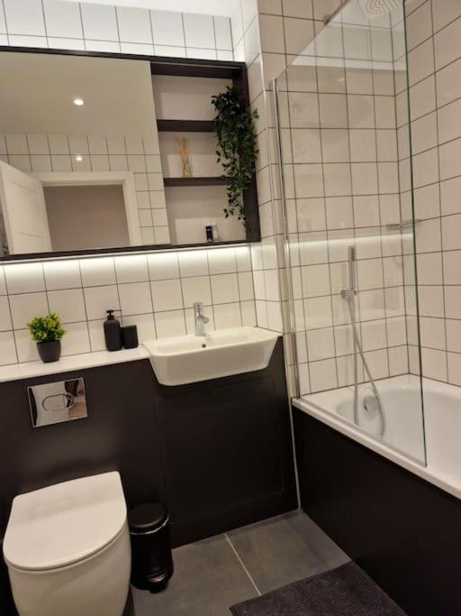 Modern-New Build Apartment In Бирмингем Экстерьер фото