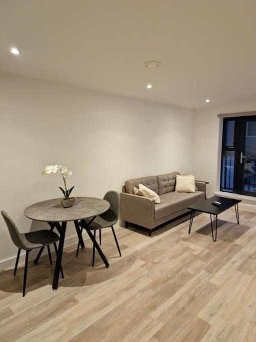 Modern-New Build Apartment In Бирмингем Экстерьер фото