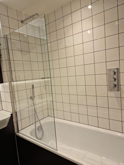 Modern-New Build Apartment In Бирмингем Экстерьер фото
