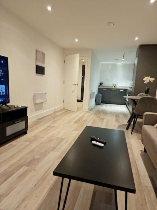 Modern-New Build Apartment In Бирмингем Экстерьер фото